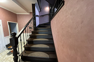 Забежные ступени, кованые балясины и ясень: история одной лестницы, рожденной в содружестве с клиентом