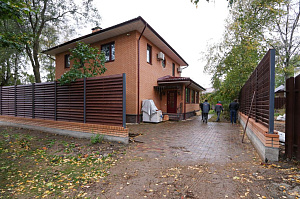 Элегантный забор из планкена и кирпича на Прохладном озере