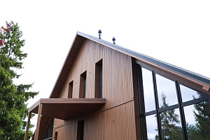 Скрытый крепёж САМО, цеховая покраска и масло Renner: почему термоясень — лучший выбор для статусного дома в Ленинградской области