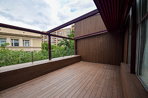 Инженерное совершенство: алюминиевые лаги, термоясень и скрытый крепеж в проекте для банка