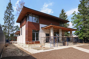 Лиственница + термолиственница + покраска Renner в цехе: почему эта комбинация делает фасад неуязвимым к влаге и времени