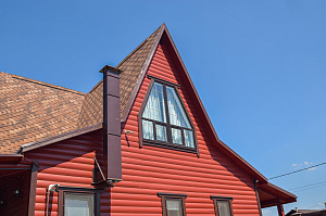 Вишневый фасад и темно-коричневые акценты: история преображения целого участка в Ленинградской области