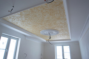 монтаж лепнина потолок