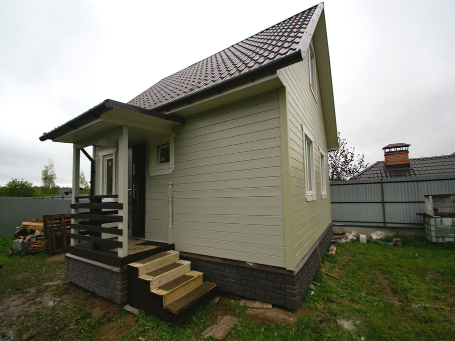 Спокойный оттенок и надежная защита: Tikkurila Vinha и брашированная лиственница в проекте у озера