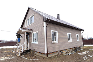 Не просто обшивка, а комплексное решение: вентилируемый фасад, индивидуальный водосток и единый стиль — дом, который будет служить десятилетиями