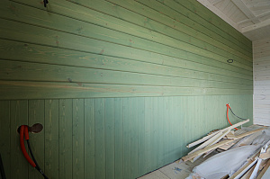 Шепот дерева: Завершенные работы по отделке стен и потолков в Кармолино