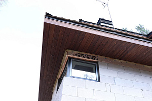 Лиственница + термолиственница + покраска Renner в цехе: почему эта комбинация делает фасад неуязвимым к влаге и времени