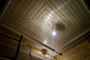Потолок в доме из планкена