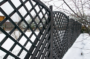 крашенные шпалеры