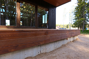 Не просто обшивка, а архитектурное высказывание: вертикальный планкен, идеальные зазоры и мембрана для долгой жизни дома