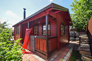 Вишневый фасад и темно-коричневые акценты: история преображения целого участка в Ленинградской области