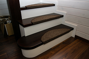 межэтажная лестница из лиственницы