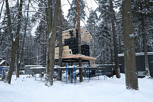 Уникальные всесезонные домики на дереве в LESO Парке