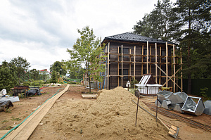 «Австрийская деревня»: фасад с ювелирным запилом под 45° — когда стыки исчезают, а роскошь остается