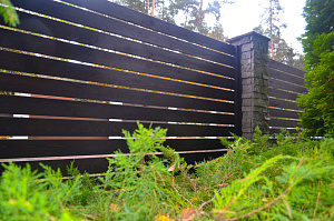 деревянный забор с каменными столбами 1