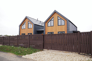 Современный забор в стиле Барнхаус для коттеджа в Вишневом Саду