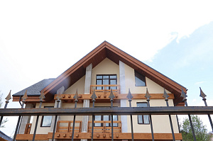 Холодная монументальность камня и живое тепло дерева — идеальный дуэт для фасада, который не оставит равнодушным