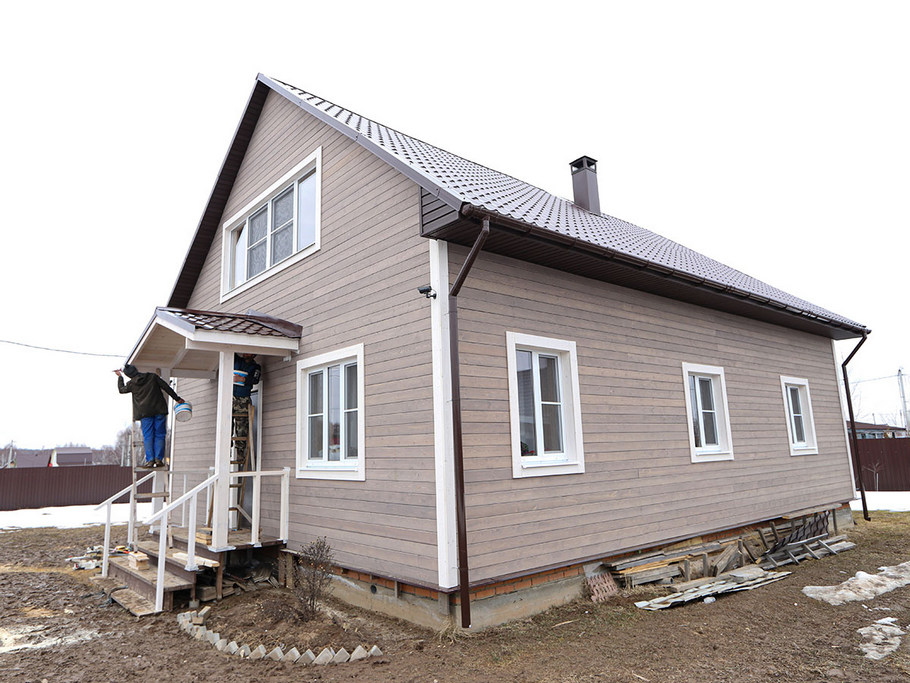 Не просто обшивка, а комплексное решение: вентилируемый фасад, индивидуальный водосток и единый стиль — дом, который будет служить десятилетиями