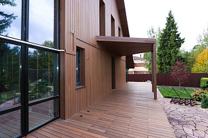 Скрытый крепёж САМО, цеховая покраска и масло Renner: почему термоясень — лучший выбор для статусного дома в Ленинградской области