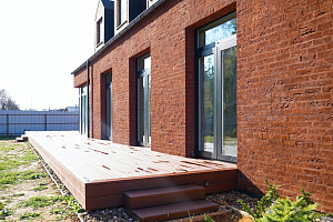 Гармония стиля и функциональности: гараж и терраса из лиственницы в Низово