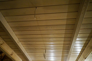 Потолок планкен из лиственницы