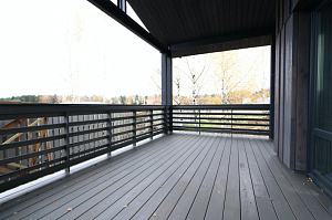 Изысканная терраса из сибирской лиственницы в Солнечной Долине