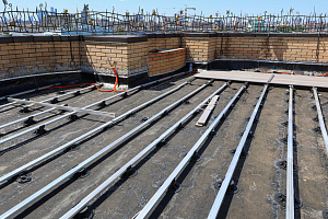 Эксклюзивная терраса из термоясеня на эксплуатируемой кровле в Санкт-Петербурге