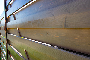 крашенная лиственница для забора