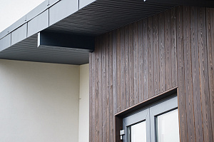 Премиальная отделка фасада и террасы лиственницей: проект ЛесоБиржи на Ладожские Берега