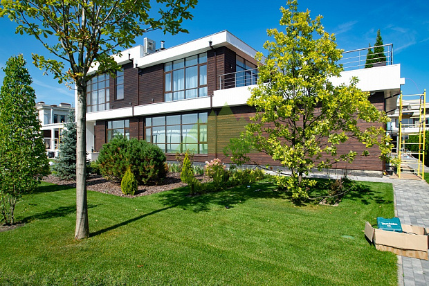 Планкен из лиственницы: фасад, который выглядит дорого годами