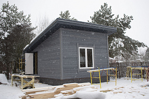 аркасная баня, которая быстро прогревается и долго держит тепло: проект с винтовым фундаментом и качественным утеплением