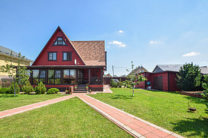 Вишневый фасад и темно-коричневые акценты: история преображения целого участка в Ленинградской области