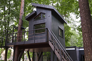 Уникальные всесезонные домики на дереве в LESO Парке