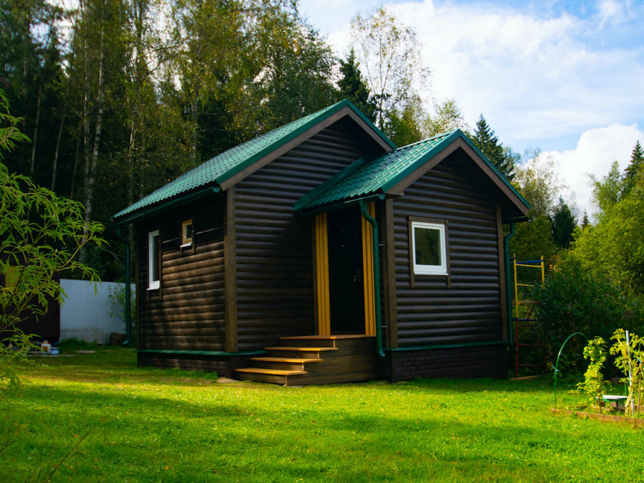 Темный шоколад на фасаде: каркасная баня с имитацией бревна и профессиональной окраской AQUATOP 2600