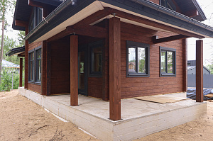 Комплекс работ по покраске деревянного дома с балками на террасе и стобами