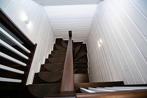 межэтажная лестница из лиственницы 9