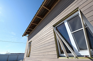 Не просто обшивка, а комплексное решение: вентилируемый фасад, индивидуальный водосток и единый стиль — дом, который будет служить десятилетиями