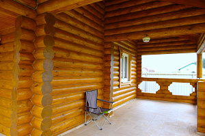 бревенчатый крашеный дом