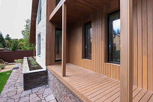 Скрытый крепёж САМО, цеховая покраска и масло Renner: почему термоясень — лучший выбор для статусного дома в Ленинградской области