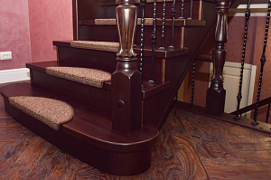 Забежные ступени, кованые балясины и ясень: история одной лестницы, рожденной в содружестве с клиентом