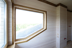 Шепот дерева: Завершенные работы по отделке стен и потолков в Кармолино