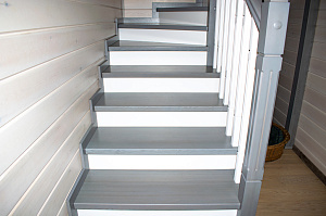 лестница под лаком