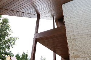 Скрытый крепёж САМО, цеховая покраска и масло Renner: почему термоясень — лучший выбор для статусного дома в Ленинградской области