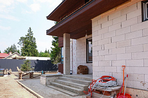 Лиственница + термолиственница + покраска Renner в цехе: почему эта комбинация делает фасад неуязвимым к влаге и времени