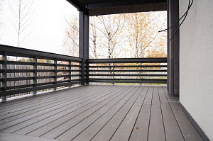 Изысканная терраса из сибирской лиственницы в Солнечной Долине