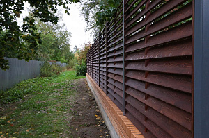 Элегантный забор из планкена и кирпича на Прохладном озере