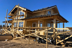 Карцево: шлифовка и покраска дома из клеёного бруса для «Нордвуд» — защита Tikkurila Pinja W-Oil (5070) и акценты RAL 7024