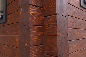 Комплекс работ по покраске деревянного дома с балками на террасе и стобами