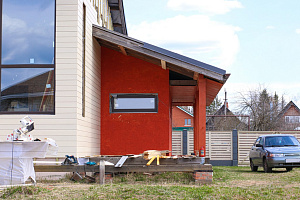 Фасад с характером: Сочетание лиственницы, сосны и камня в Honka Family Club