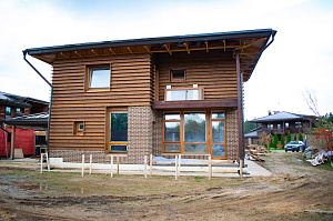 дом с отделкой деревом